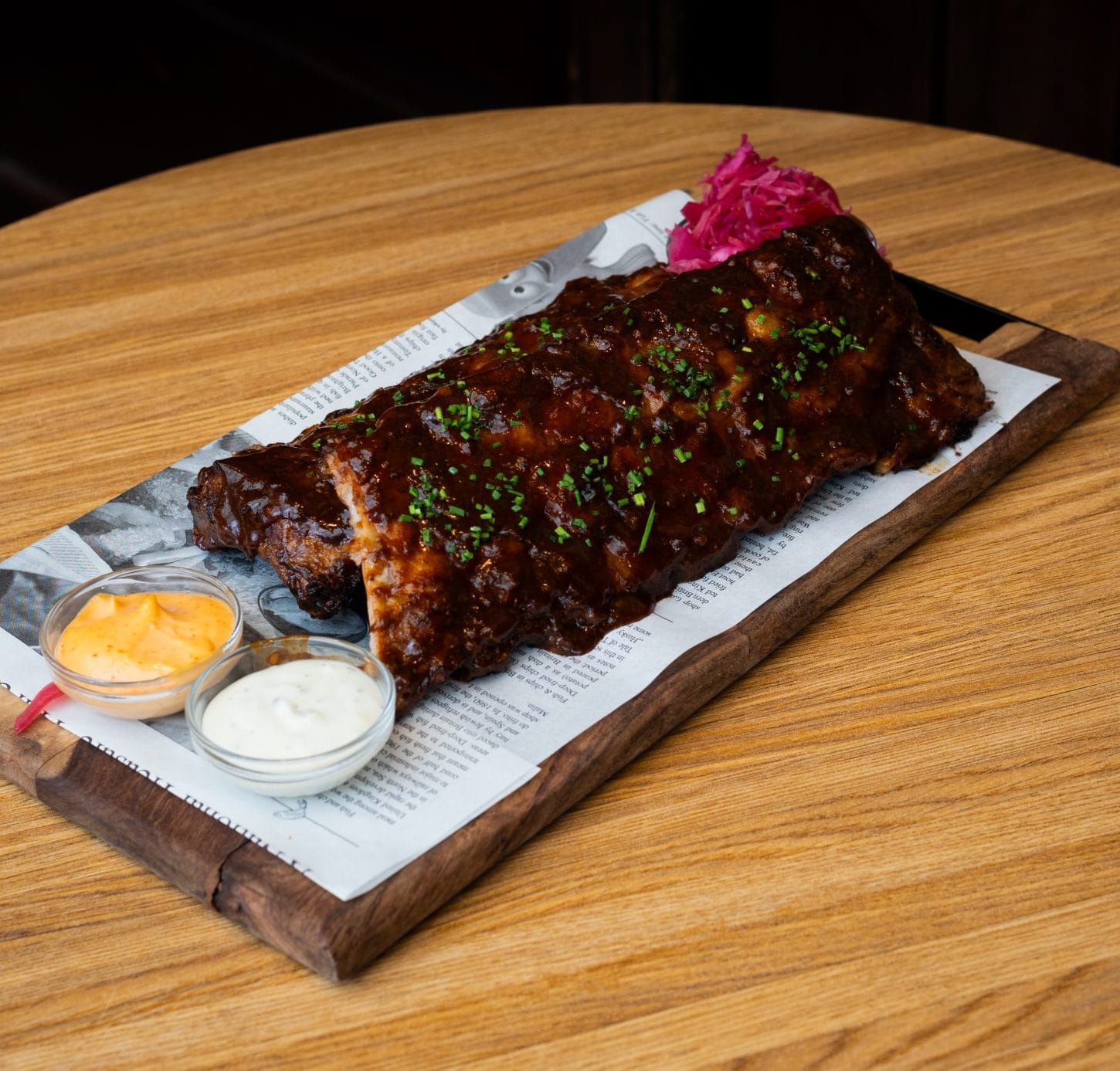 Stadtlander spareribs met rodekoolslaw en twee sausjes